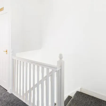 Newly Renovated - 4 Bedroom Anchor House - Close To Jq, Centre - Groups & Contractors