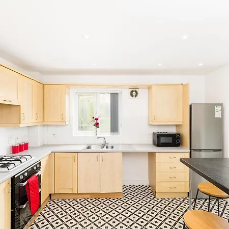 Newly Renovated - 4 Bedroom Anchor House - Close To Jq, Centre - Groups & Contractors Ferienhaus