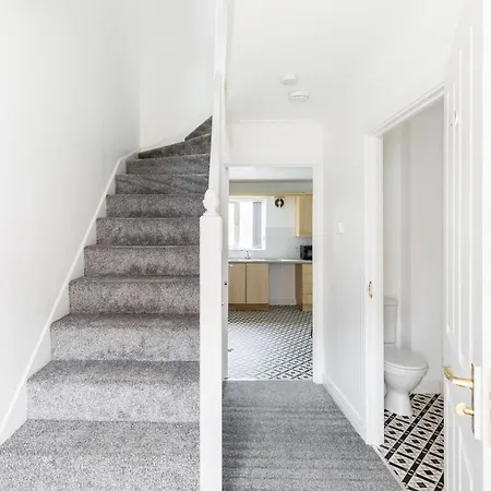 Newly Renovated - 4 Bedroom Anchor House - Close To Jq, Centre - Groups & Contractors Ferienhaus *