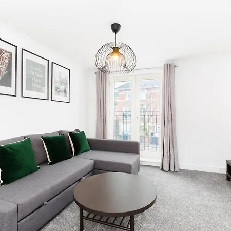 Newly Renovated - 4 Bedroom Anchor House - Close To Jq, Centre - Groups & Contractors