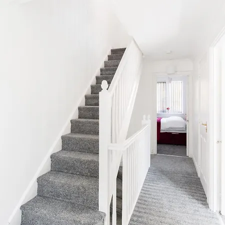 Newly Renovated - 4 Bedroom Anchor House - Close To Jq, Centre - Groups & Contractors *