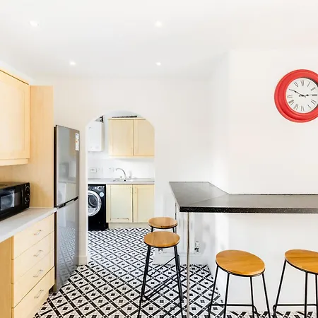 Ferienhaus Newly Renovated - 4 Bedroom Anchor House - Close To Jq, Centre - Groups & Contractors *