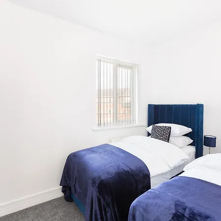 Newly Renovated - 4 Bedroom Anchor House - Close To Jq, Centre - Groups & Contractors *